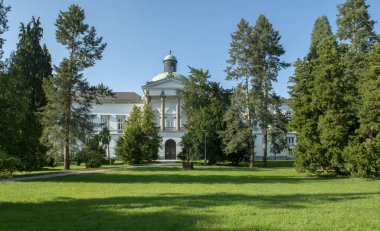 Topolcianky parkında klasik tarzda bir malikane ve kale. Slovakya.