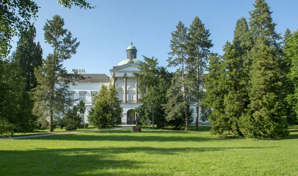 Topolcianky parkında klasik tarzda bir malikane ve kale. Slovakya.