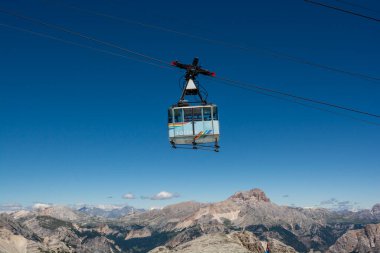 Cortina d 'Ampezzo, Dolomites, İtalya - 8 Temmuz 2022: Cortina d' Ampezzo 'dan yazın Tofana di Mezzo' ya yükselen teleferik.