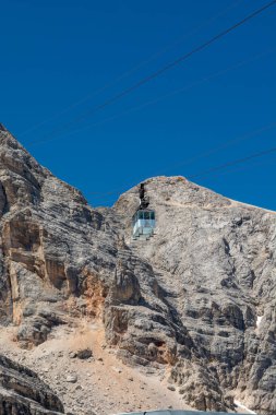 Cortina d 'Ampezzo, Dolomites, İtalya - 8 Temmuz 2022: Cortina d' Ampezzo 'dan yazın Tofana di Mezzo' ya yükselen teleferik.