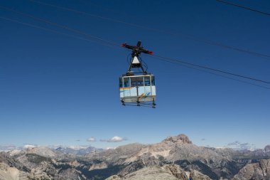 Cortina d 'Ampezzo, Dolomites, İtalya - 8 Temmuz 2022: Cortina d' Ampezzo 'dan yazın Tofana di Mezzo' ya yükselen teleferik.