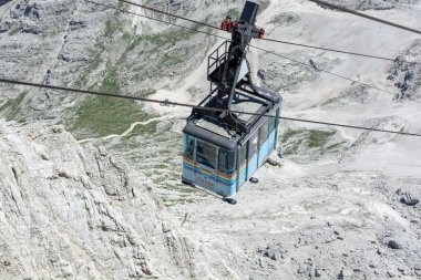 Cortina d 'Ampezzo, Dolomites, İtalya - 8 Temmuz 2022: Cortina d' Ampezzo 'dan yazın Tofana di Mezzo' ya yükselen teleferik.