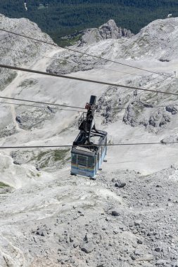 Cortina d 'Ampezzo, Dolomites, İtalya - 8 Temmuz 2022: Cortina d' Ampezzo 'dan yazın Tofana di Mezzo' ya yükselen teleferik.