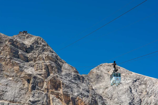 Cortina d 'Ampezzo, Dolomites, İtalya - 8 Temmuz 2022: Cortina d' Ampezzo 'dan yazın Tofana di Mezzo' ya yükselen teleferik.