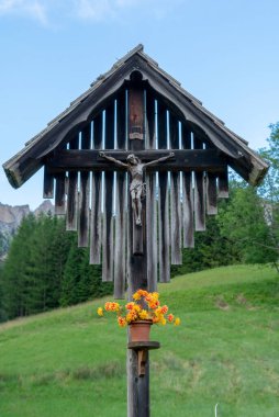Geleneksel yol kenarı haçı ya da Dolomitler 'in dağ sırasındaki haç. Cortina d' Ampezzo. İtalya.