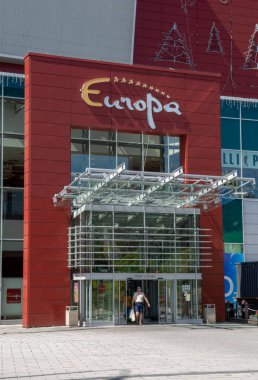 Banska Bystrica, Slovakya - 16 Temmuz 2022: Avrupa Alışveriş Merkezi. Banska Bystrica 'da alışveriş merkezi. EUROPA SC.
