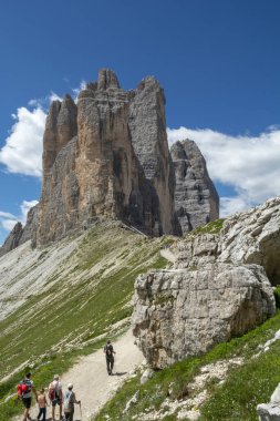 Yazın Tre Cime di Lavaredo (Drei Zinnen). Seksi Dolomitler. İtalya.