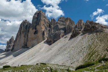 Yazın Tre Cime di Lavaredo (Drei Zinnen). Seksi Dolomitler. İtalya.