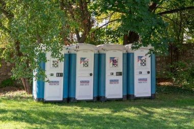 Banska Bystrica, Slovakya - 3 Eylül 2022: Toi Toi şehir parkında taşınabilir umumi tuvaletler. Banska Bystrica. Slovakya.