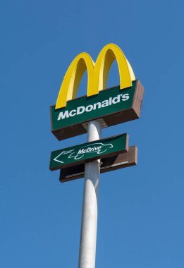 Bratislava, Slovakya - 4 Ağustos 2022: Bratislava 'daki McDonald' s Store 'un dışı. Slovakya.