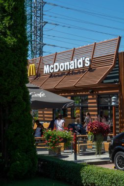Bratislava, Slovakya - 4 Ağustos 2022: Bratislava 'daki McDonald' s Store 'un dışı. Slovakya.