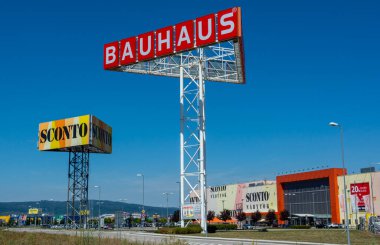 Bratislava, Slovakya - 4 Ağustos 2022 Bauhaus mağazası. Bauhaus, ev geliştirme, bahçıvanlık ve atölye çalışmaları için bir Alman pan-Avrupa perakende zinciri..