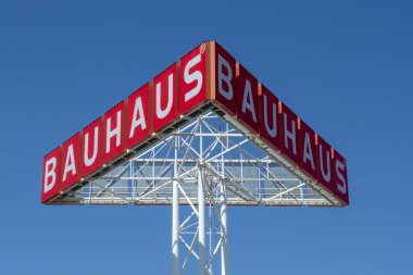 Bratislava, Slovakya - 4 Ağustos 2022 Bauhaus mağazası. Bauhaus, ev geliştirme, bahçıvanlık ve atölye çalışmaları için bir Alman pan-Avrupa perakende zinciri..