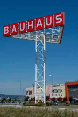 Bratislava, Slovakya - 4 Ağustos 2022 Bauhaus mağazası. Bauhaus, ev geliştirme, bahçıvanlık ve atölye çalışmaları için bir Alman pan-Avrupa perakende zinciri..