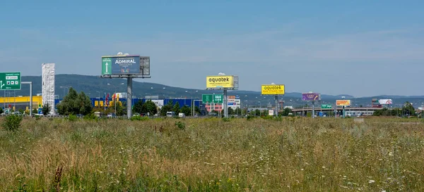 Bratysława Słowacja Sierpień 2022 Przestrzenne Zanieczyszczenie Wizualne Nadmierne Reklamy Zewnętrzne — Zdjęcie stockowe
