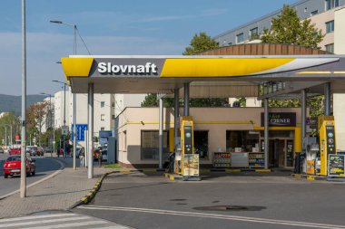Bratislava, Slovakya - 16 Ekim 2022 Slovnaft benzin istasyonunda yakıt başlıkları. Benzin istasyonu. Doldurma İstasyonu.
