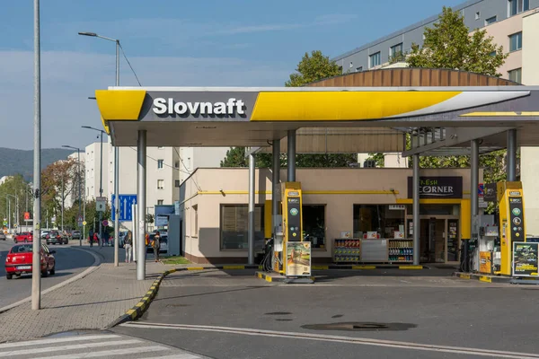 Bratislava, Slovakya - 16 Ekim 2022 Slovnaft benzin istasyonunda yakıt başlıkları. Benzin istasyonu. Doldurma İstasyonu.