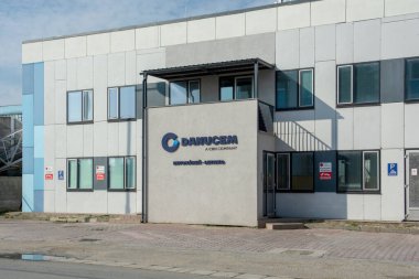 Bratislava, Slovakya - 16 Ekim 2022: Danucem, bir CRH şirketi, inşaat sektörünün liderlerinden biri.