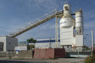 Bratislava, Slovakya - 16 Ekim 2022: Danucem, bir CRH şirketi, inşaat sektörünün liderlerinden biri.