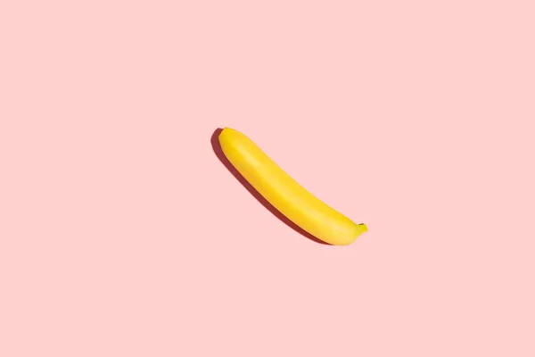 Egy Érett Banán Fekszik Egy Világos Rózsaszín Háttér Stock Fotó