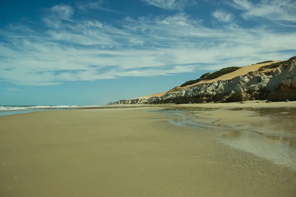 Пустой пляж со скалами — стоковое фото