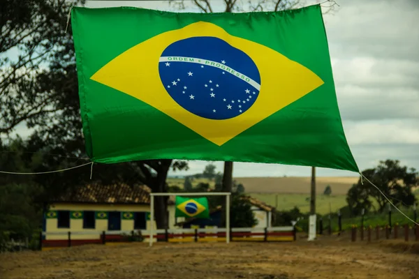 Bandeiras Brasileiras em um pequeno Campo de Futebol — Fotografia de Stock