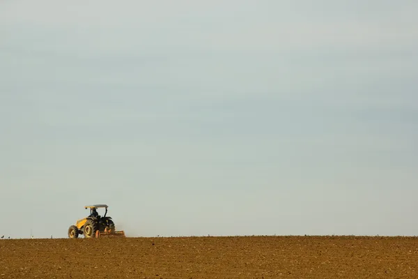 Трактор готовит почву для посадки — стоковое фото