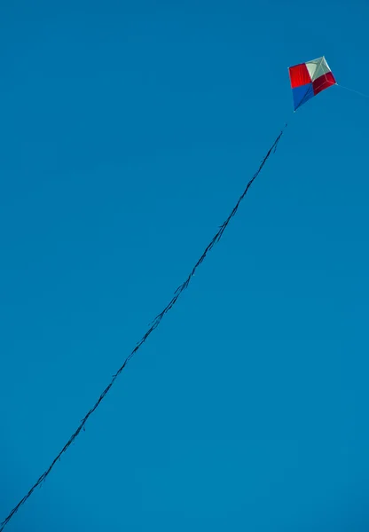Cometa colorida volando con cielo azul — Foto de Stock