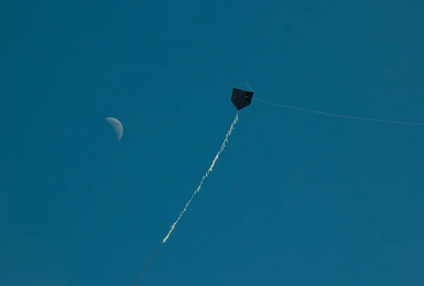 Cometa negra volando con la luna —  Fotos de Stock