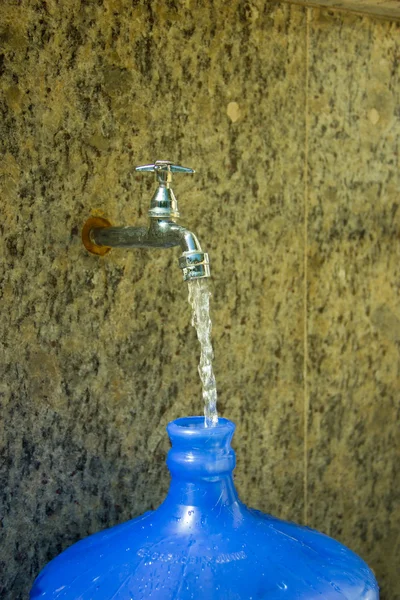Torneira de água Enchendo uma grande garrafa de 20L — Fotografia de Stock