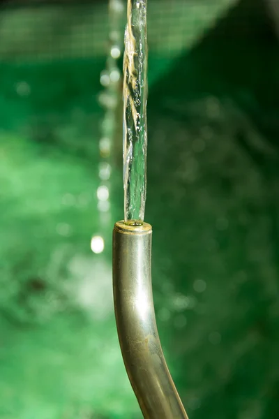 Grifo de agua Desperdiciando mucha agua — Foto de Stock