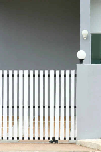 Puerta corredera y casa moderna — Foto de Stock
