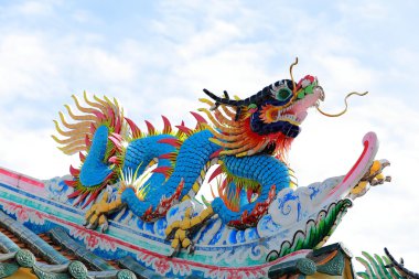 ejderha heykeli mavi gökyüzü arka plan ile çatı