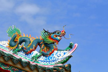 ejderha heykeli mavi gökyüzü arka plan ile çatı