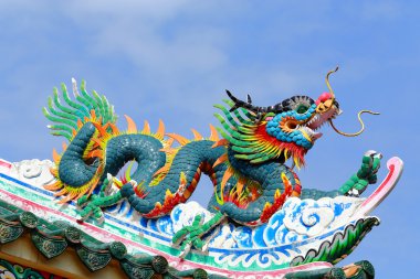 ejderha heykeli mavi gökyüzü arka plan ile çatı