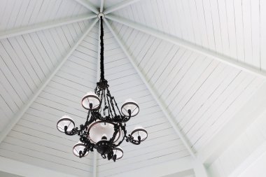 Vintage beyaz tavan lambası Beyaz ahşap duvar