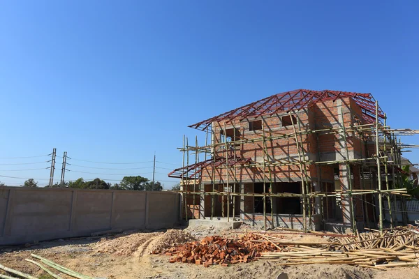 楼宇及建造的老房子，新的住宅建设寺 — 图库照片