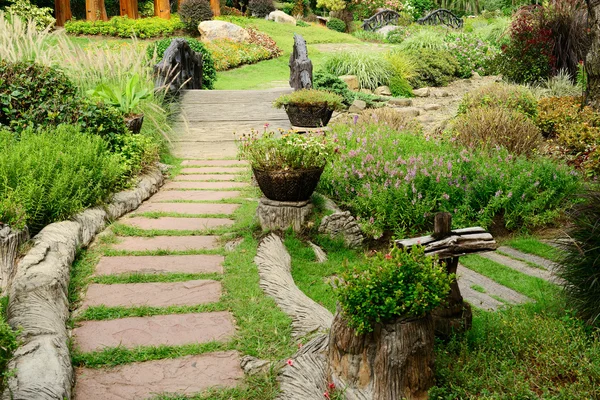 園芸の庭、美しい美化の経路 — ストック写真