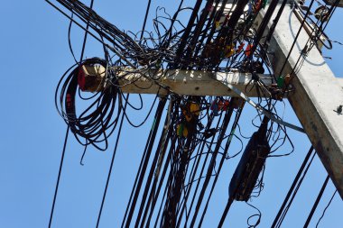 Elektrik telleri ve kabloları kaos sonrası