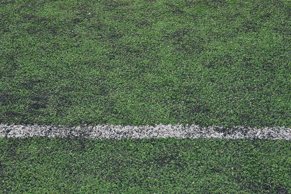Campo di calcio in erba verde artificiale realizzato con plastica e gomma — Foto Stock
