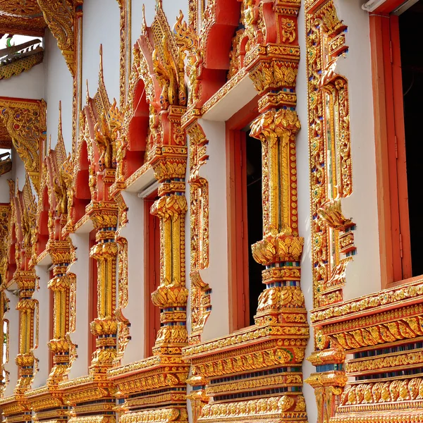 Sculpture sur la fenêtre temple du bouddhisme — Photo