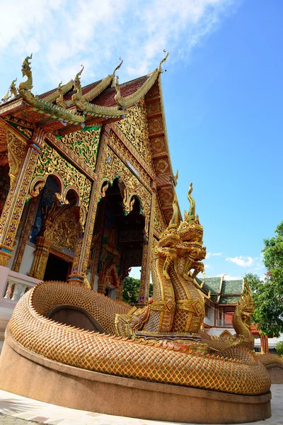 Traditionele Thaise stijl kunst van naga standbeeld in Thaise tempel — Stockfoto