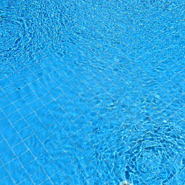 Air riak biru abstrak di kolam renang — Stok Foto