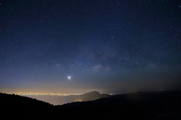 Paisaje de la Vía Láctea hermoso cielo en la montaña Doi Inthanon —  Fotos de Stock