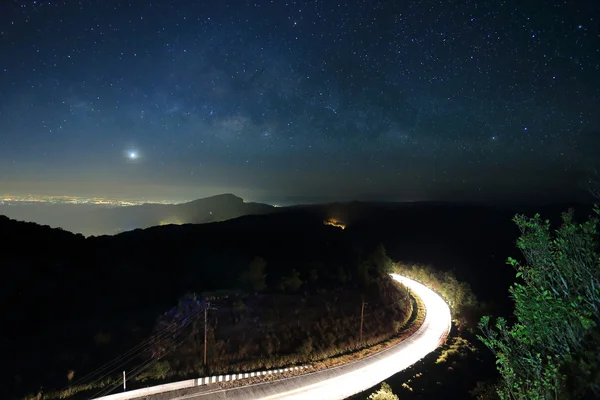 Paisaje de la Vía Láctea hermoso cielo en la montaña Doi Inthanon —  Fotos de Stock
