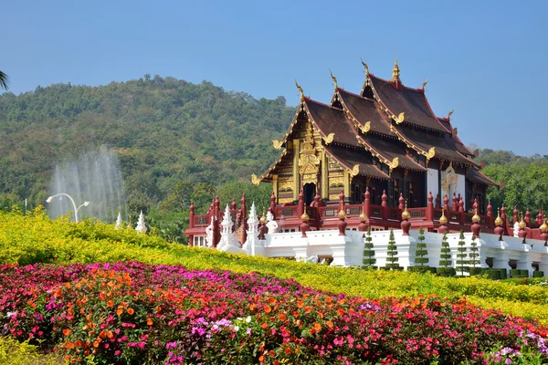 何康銮在皇家花博，传统的泰国建筑 — 图库照片