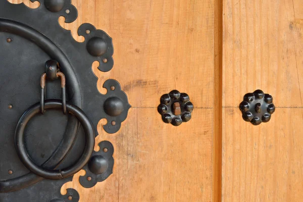 Fából készült ajtó és knock az ajtót a Koreai stílus — Stock Fotó