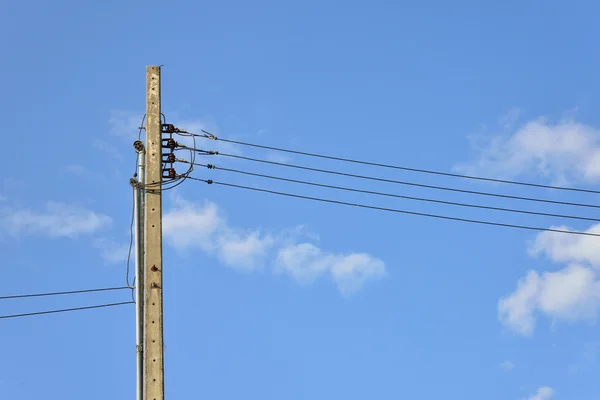 O cabo e os fios no poste de eletricidade — Fotografia de Stock
