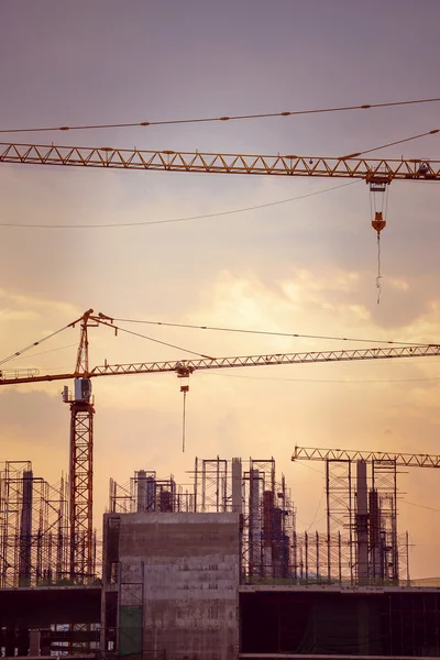 Vinçler, retro sesi görüntü ile inşaat alanı