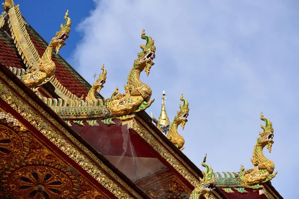 Traditionelle thailändische Kunst der Naga-Statue im Dachtempel — Stockfoto